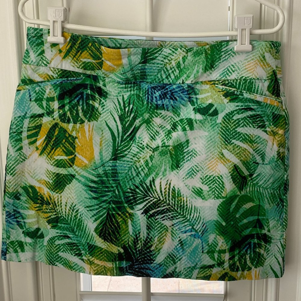 Attyre stretch skort.  Lovely tropical leaf print with pockets. Sz 12. Stretchy.